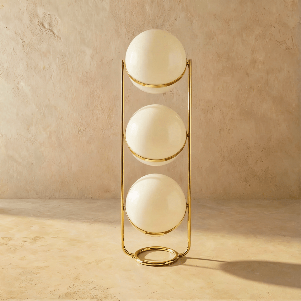 Lampadaire design à trois sphères opalines superposées