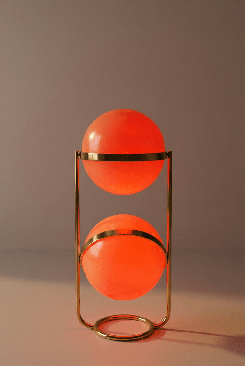 Lampadaire design avec sphères éclairées en rouge orangé