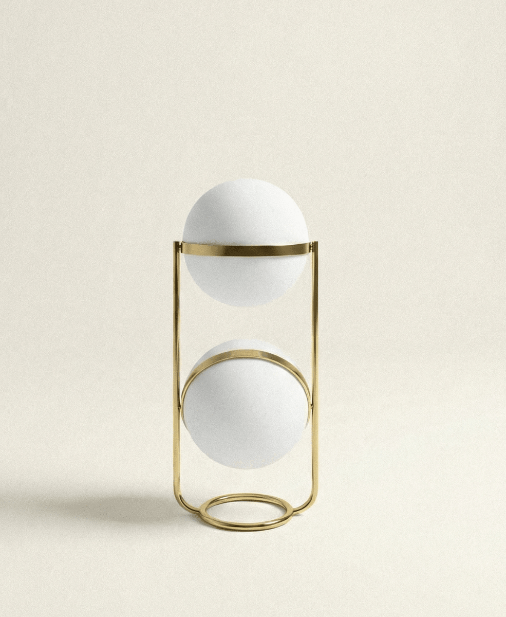 Lampadaire design à deux étages sur fond neutre