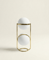 Lampadaire design à deux étages sur fond neutre