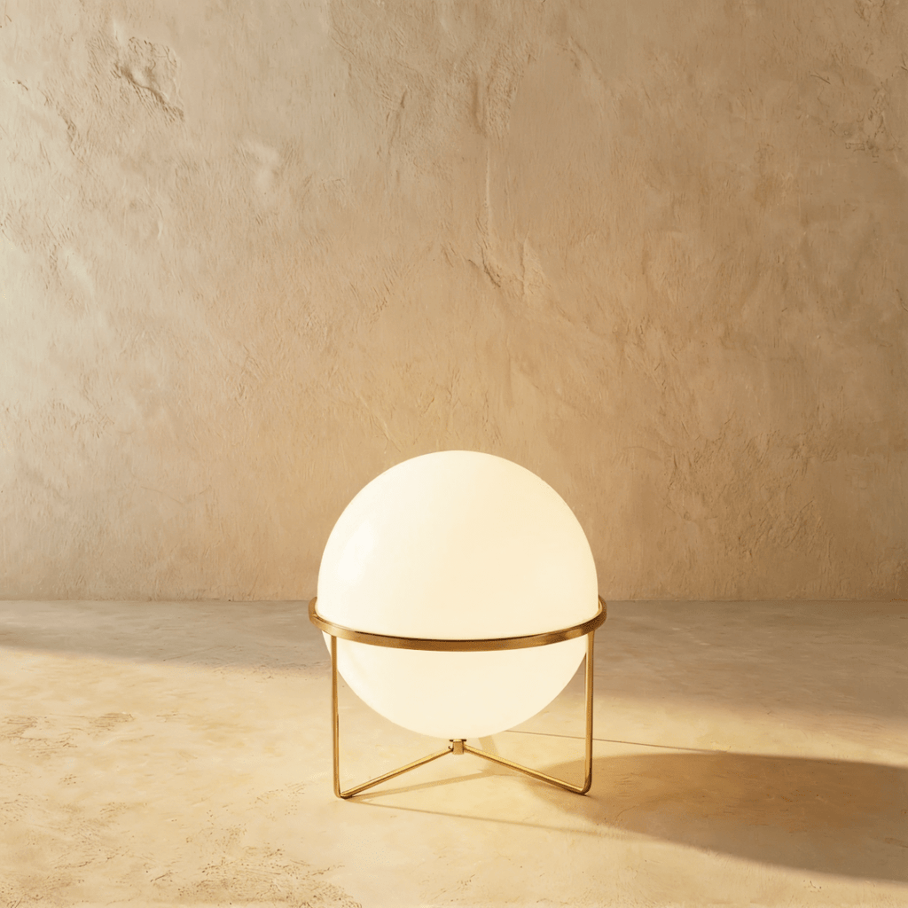 Lampadaire design à un étage avec sphère lumineuse et structure laiton