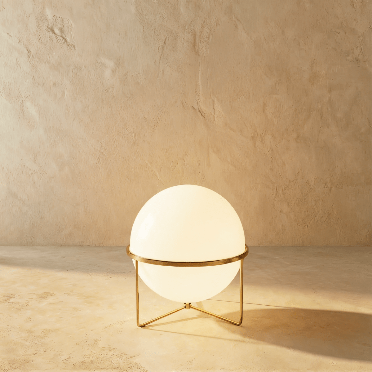 Lampadaire design à un étage avec sphère lumineuse et structure laiton