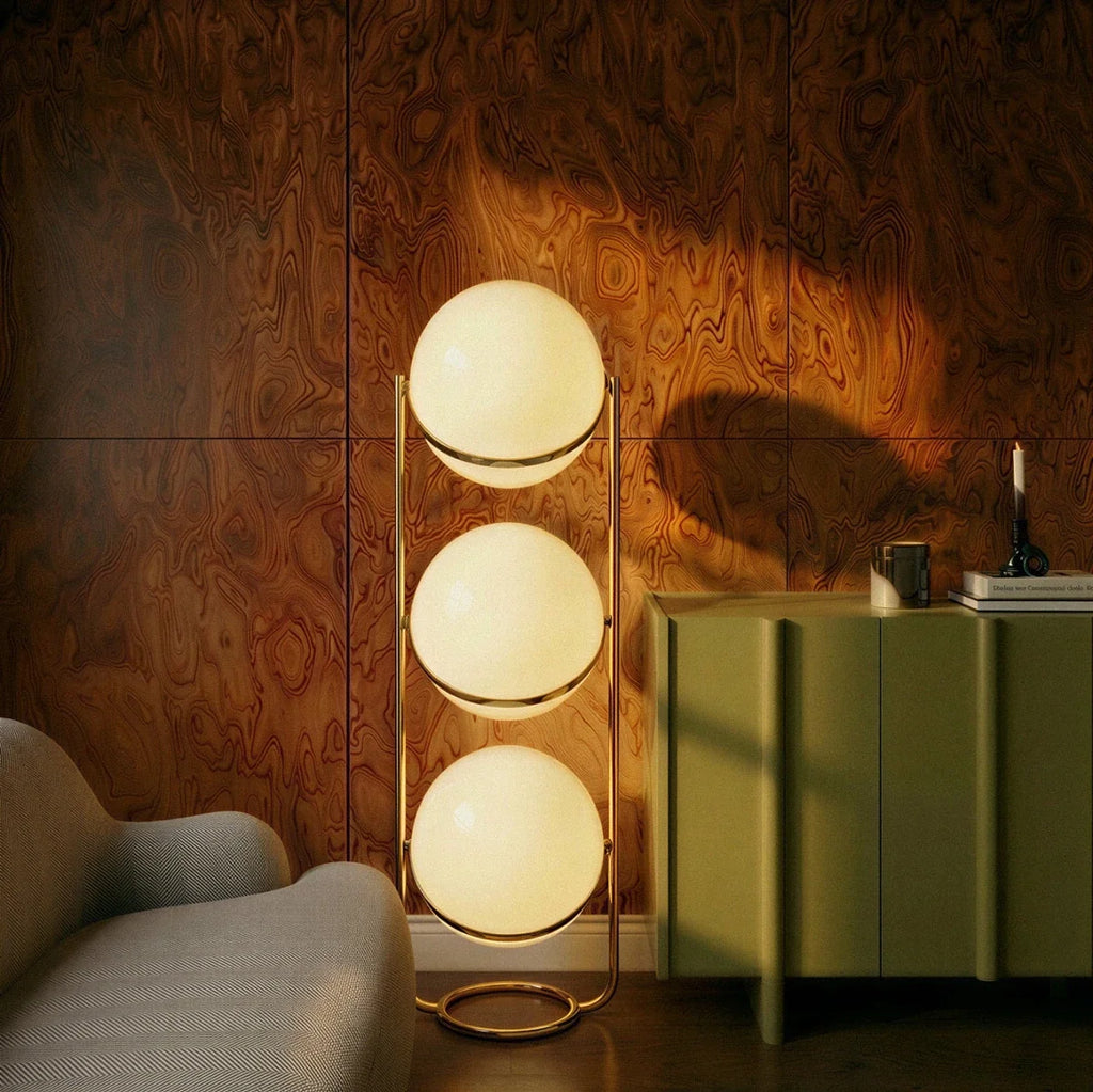 Lampadaire design à trois étages près d'un buffet vert
