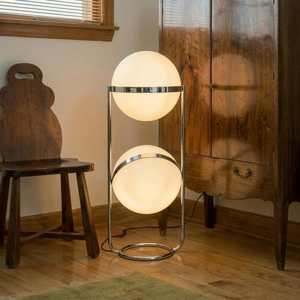 Lampadaire design à deux étages chromé dans un intérieur en bois