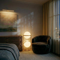 Lampadaire design allumé dans une chambre à l'ambiance tamisée