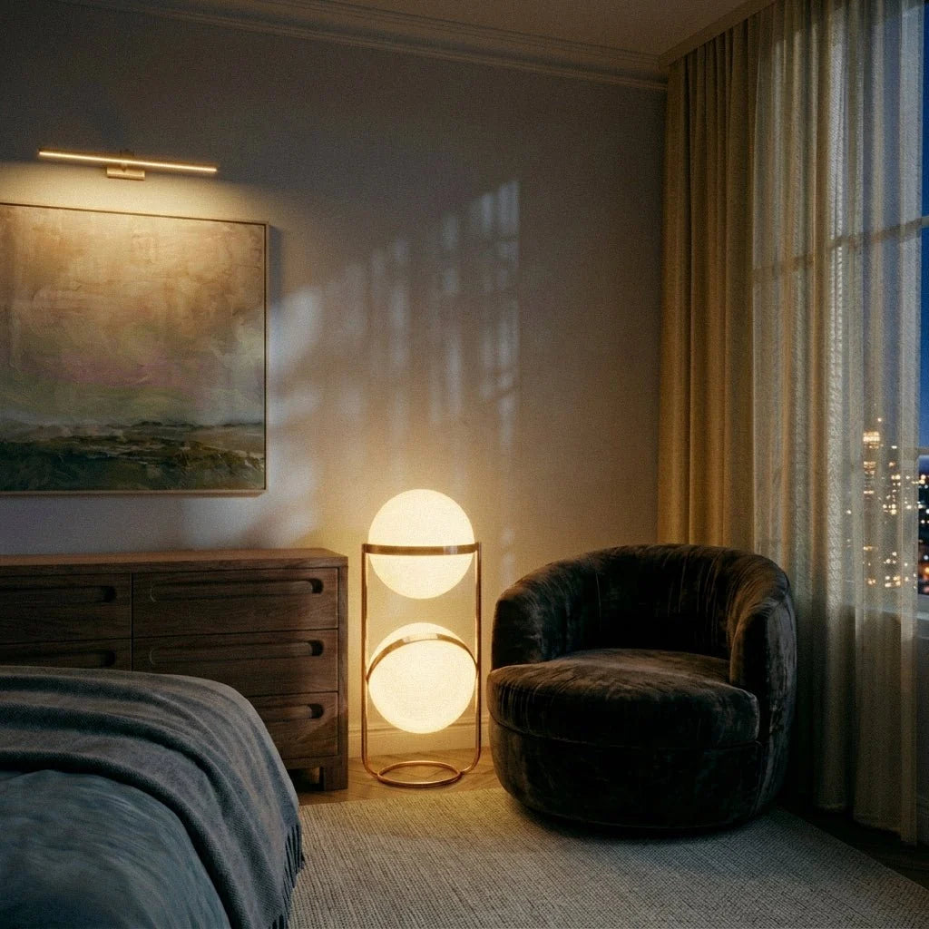 Lampadaire design allumé dans une chambre à l'ambiance tamisée Image