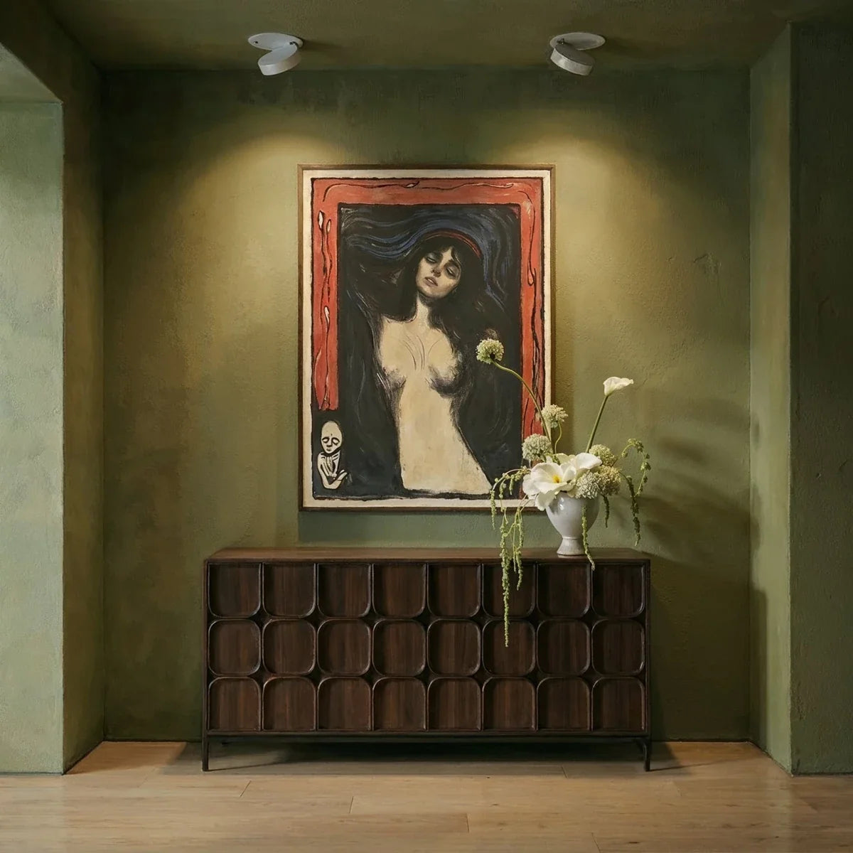 Spots encastrables orientables blancs éclairant un tableau dans une entrée verte