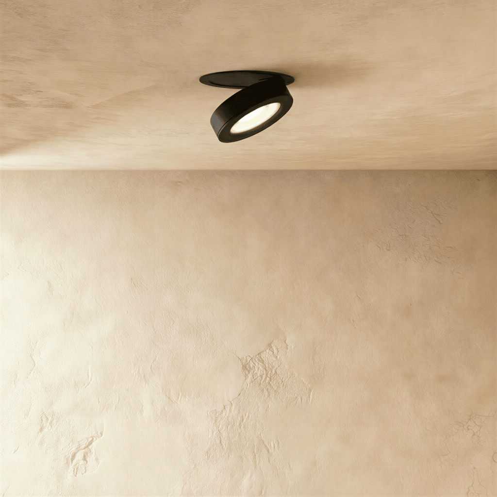 Spot encastrable orientable en aluminium noir allumé au plafond