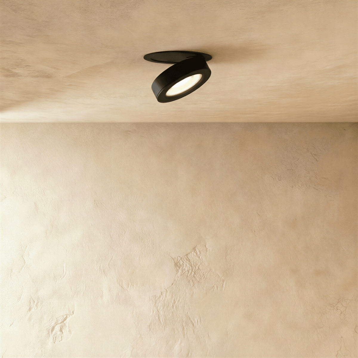 Spot encastrable orientable en aluminium noir allumé au plafond