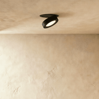 Spot encastrable orientable en aluminium noir allumé au plafond