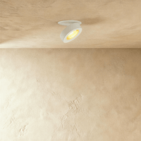 Spot encastrable orientable en aluminium blanc allumé au plafond