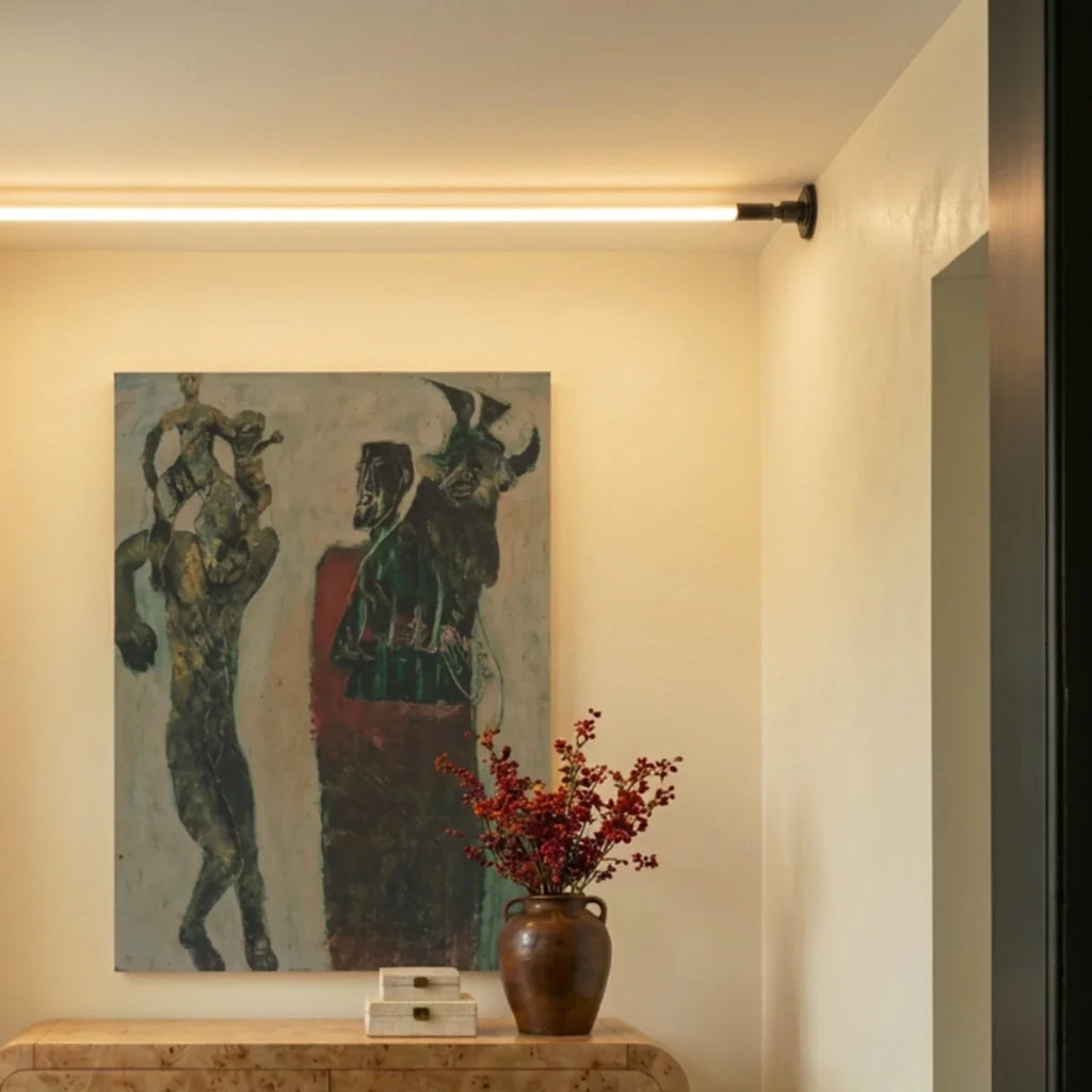Ligne de lumière LED soulignant l'architecture d'une pièce contemporaine