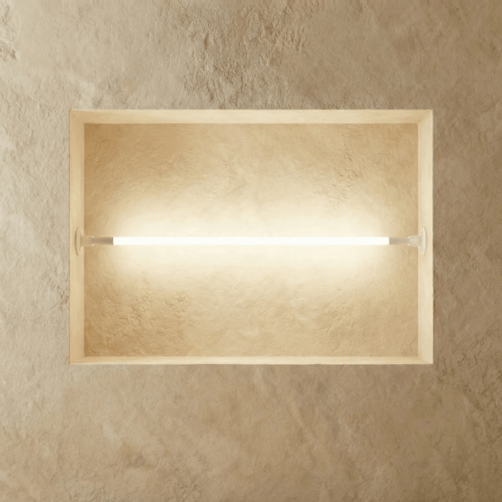Applique murale LED linéaire blanche allumée sur un mur clair, vue de face