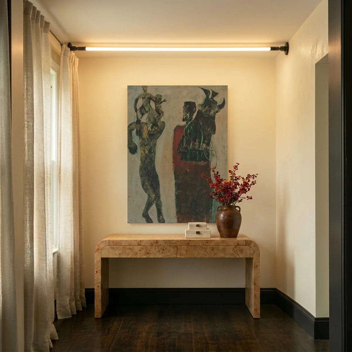 Applique murale LED linéaire éclairant un couloir avec console en bois et tableau