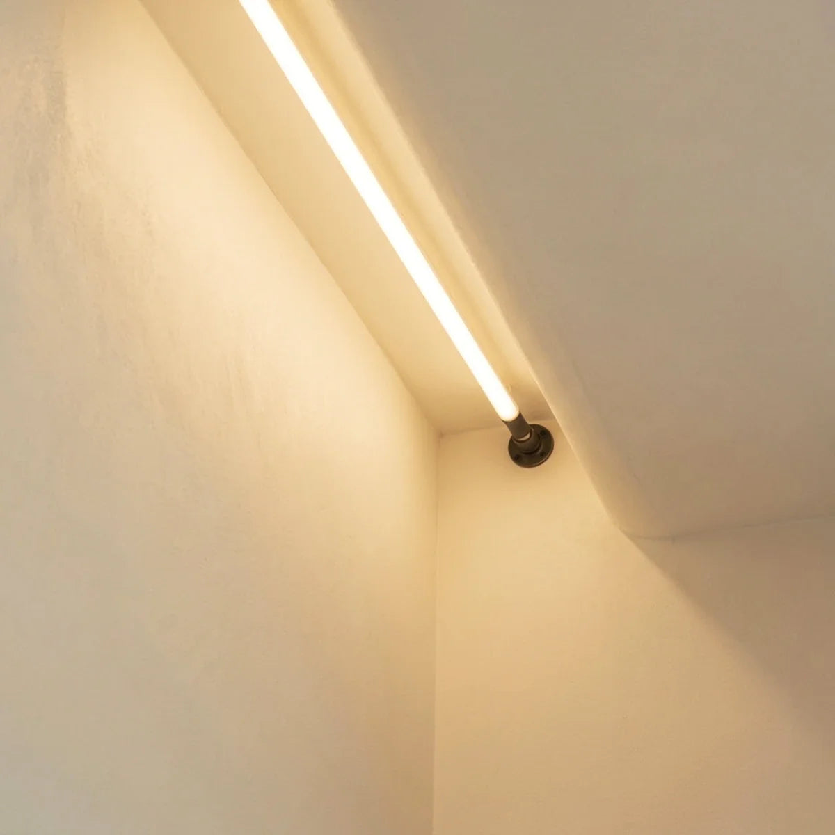 Détail de la barre lumineuse LED de l'applique murale linéaire