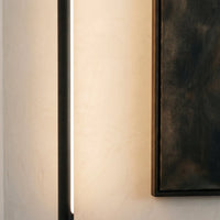 Gros plan sur le profil noir en aluminium de l'applique murale LED