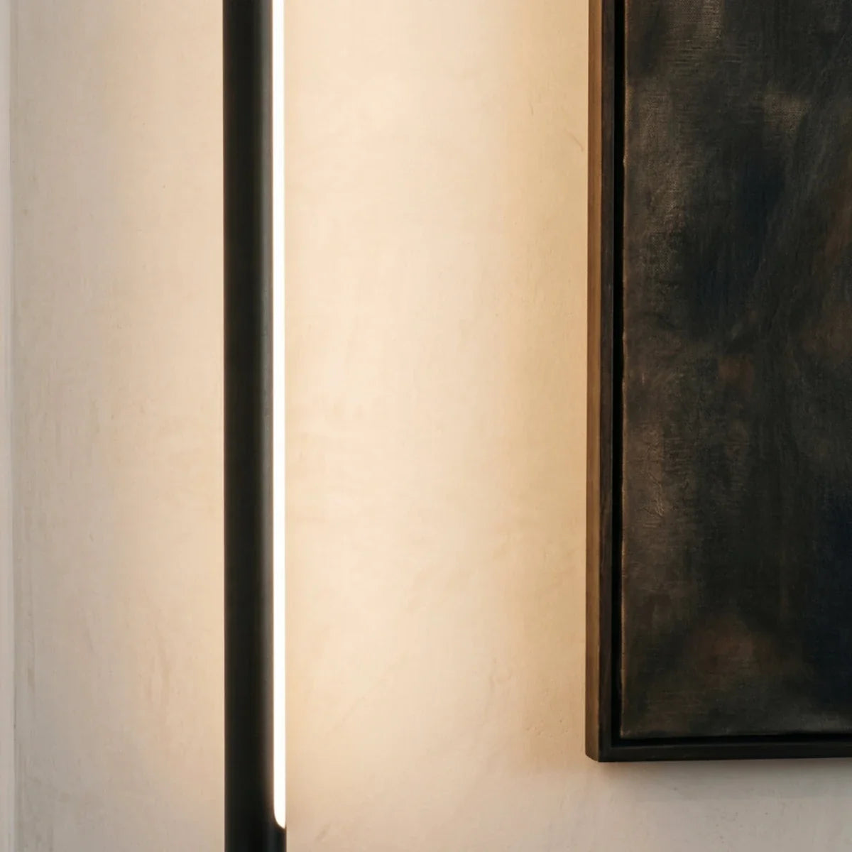 Gros plan sur le profil noir en aluminium de l'applique murale LED