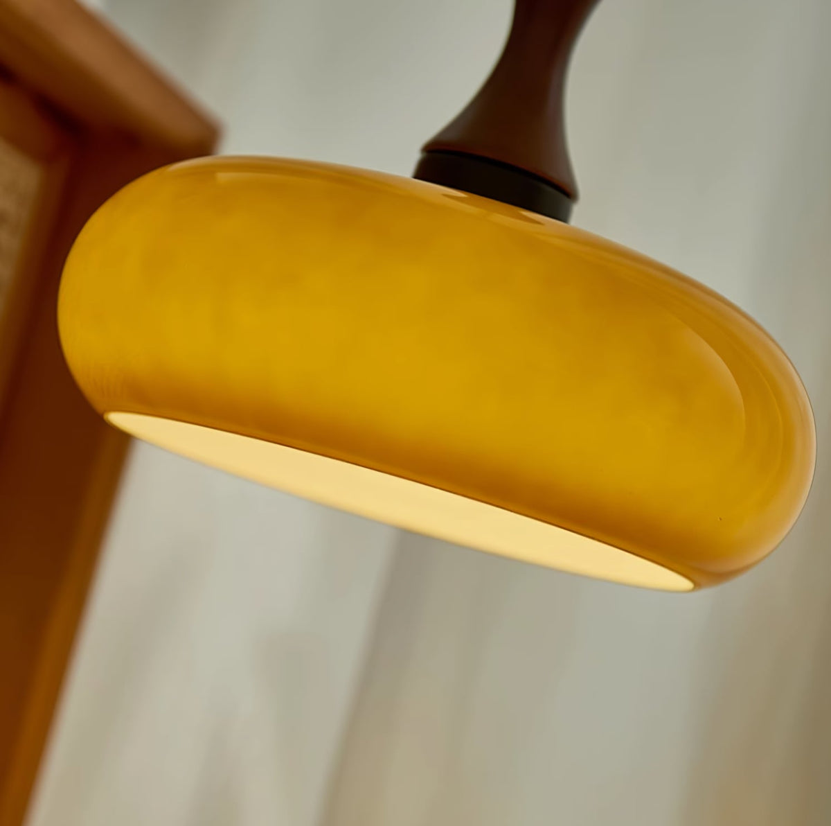 Détail du bord de l'abat-jour en verre teinté diffusant la lumière