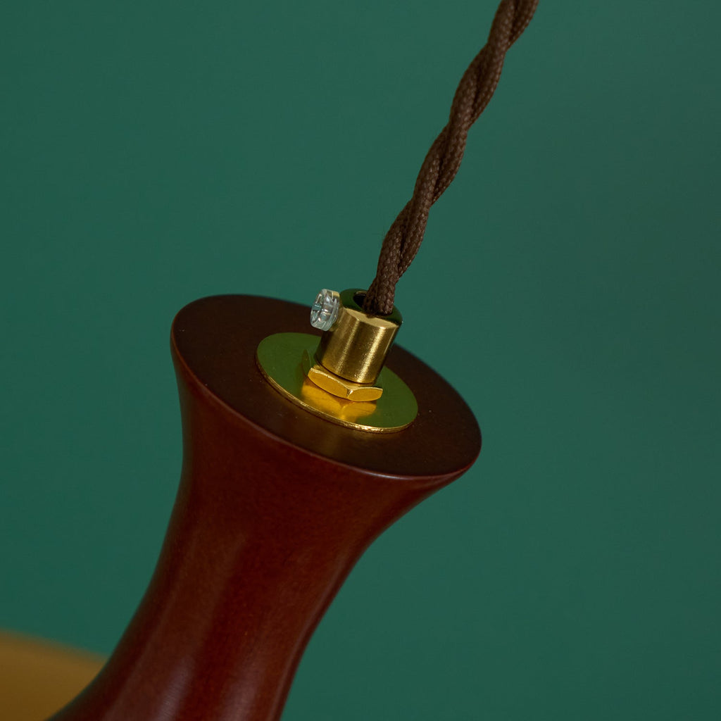 Macro de la fixation en laiton sur la monture en bois