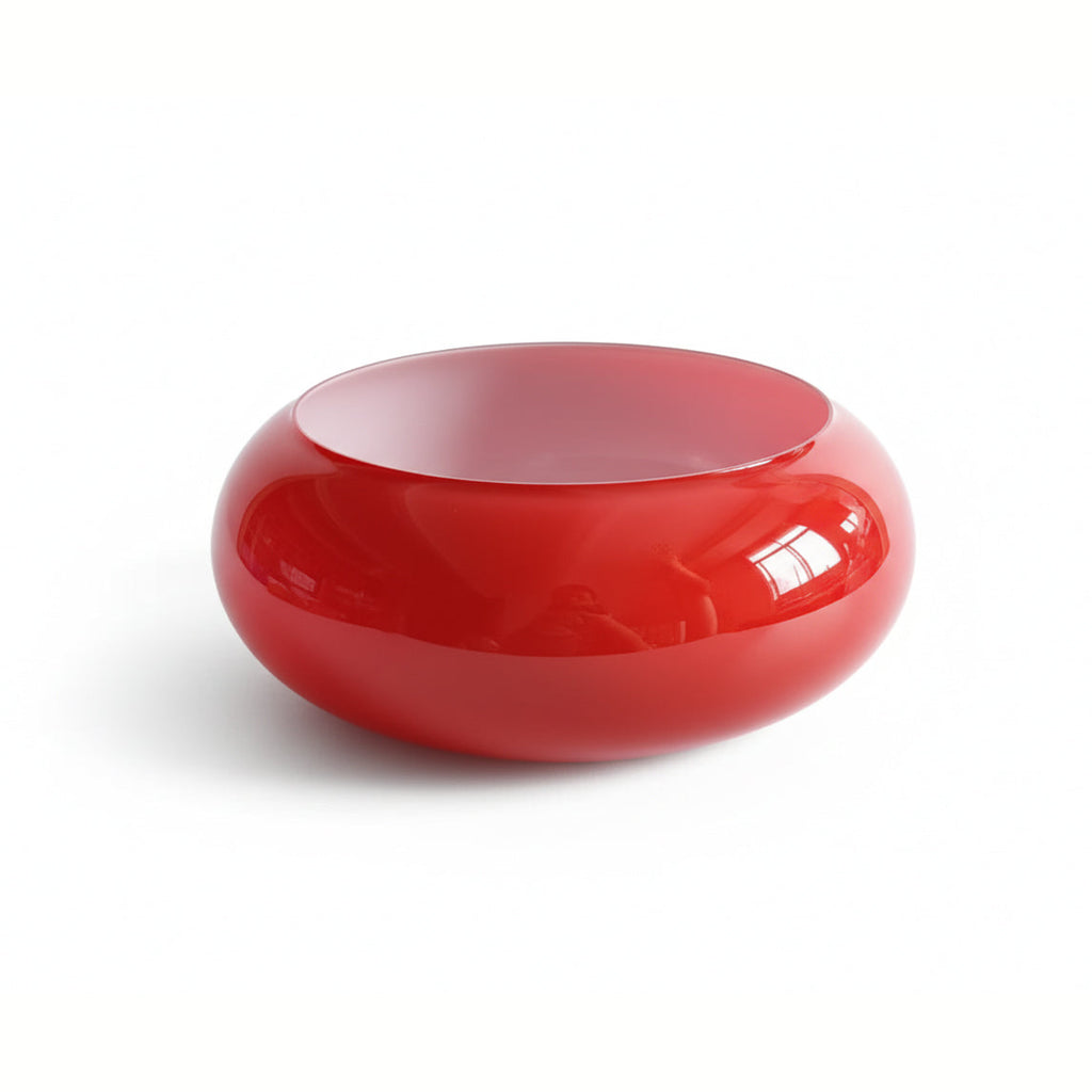 Abat-jour en verre teinté rouge vu de trois quarts