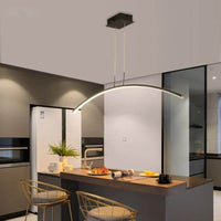 Suspension cuisine LED en arc noire au dessus d'un îlot central moderne