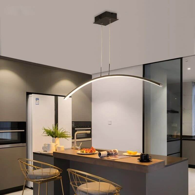 Suspension cuisine LED en arc noire au dessus d'un îlot central moderne