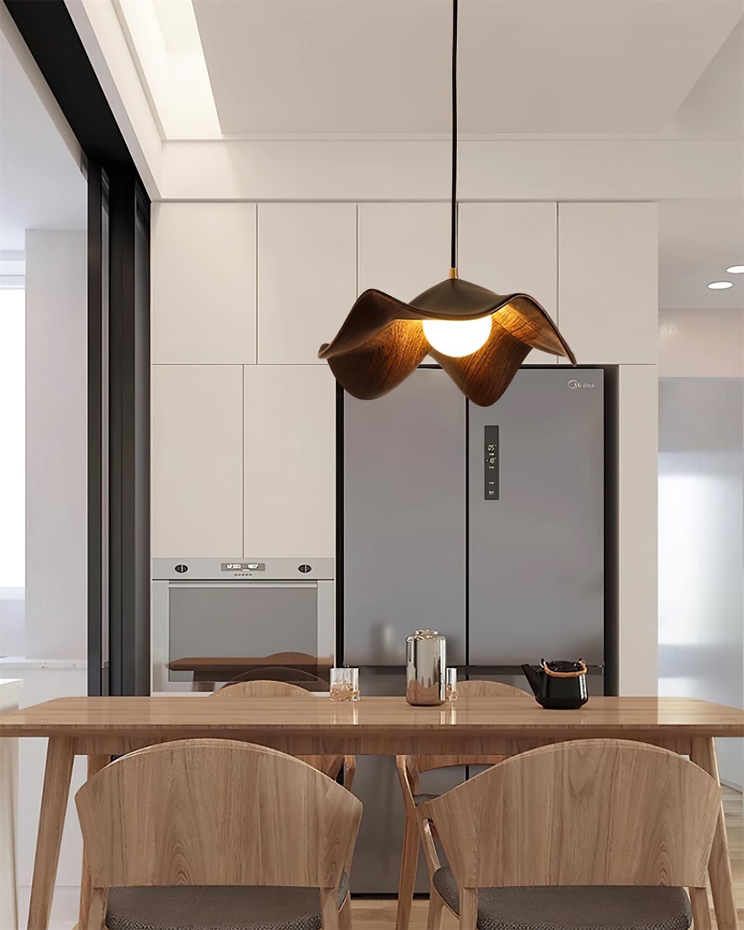 Suspension design organique au-dessus d'une table de cuisine ouverte