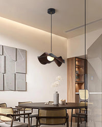 Suspension design organique dans une salle à manger avec étagères et cadres