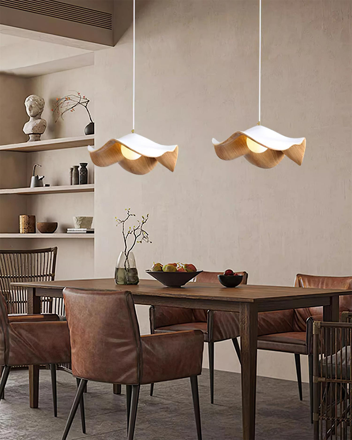 Deux suspensions design organique finition bois clair au-dessus d'une table