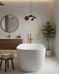 Suspension design organique dans une salle de bain avec miroir rond et baignoire