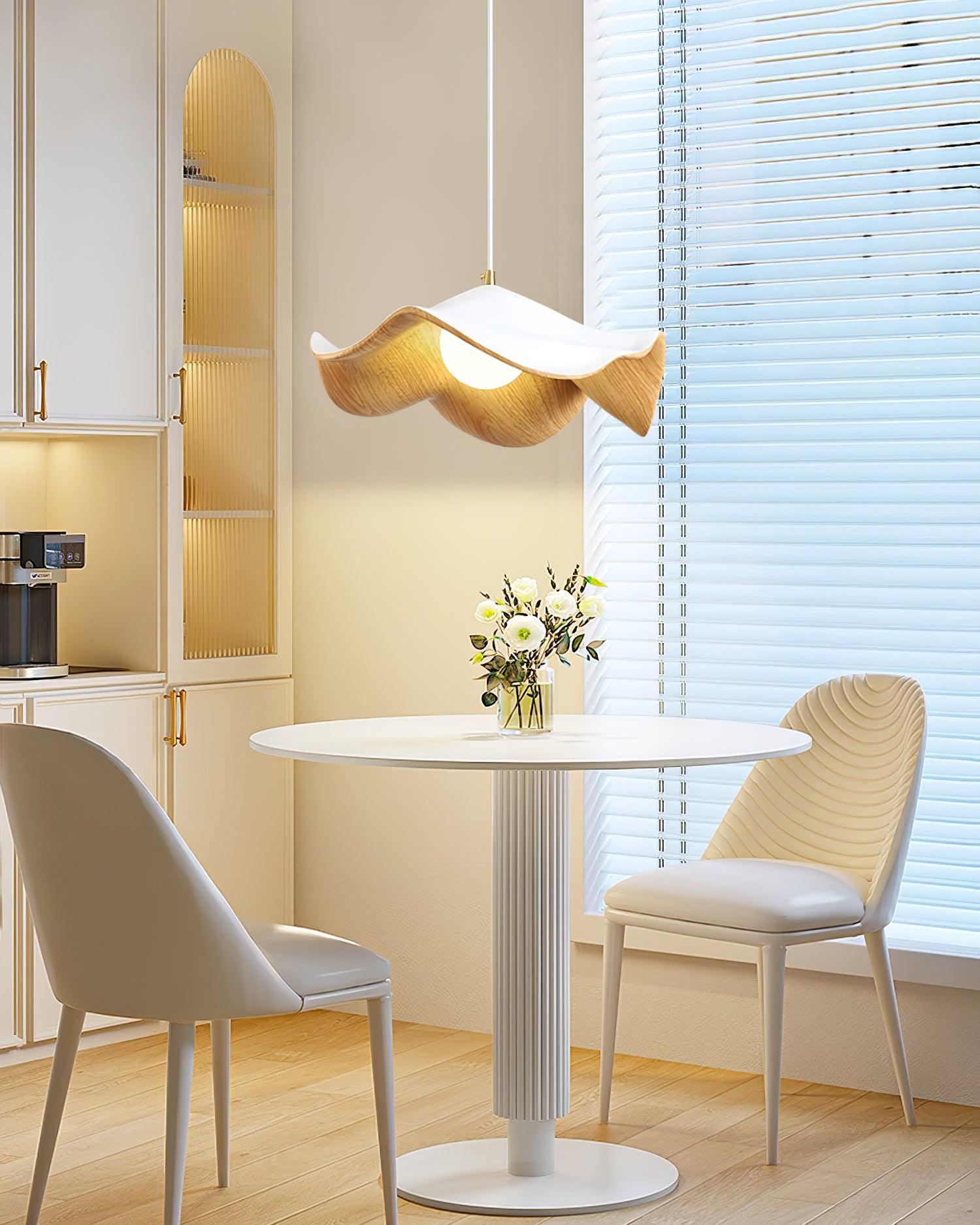 Suspension design organique finition bois clair au-dessus d'une table de bistrot