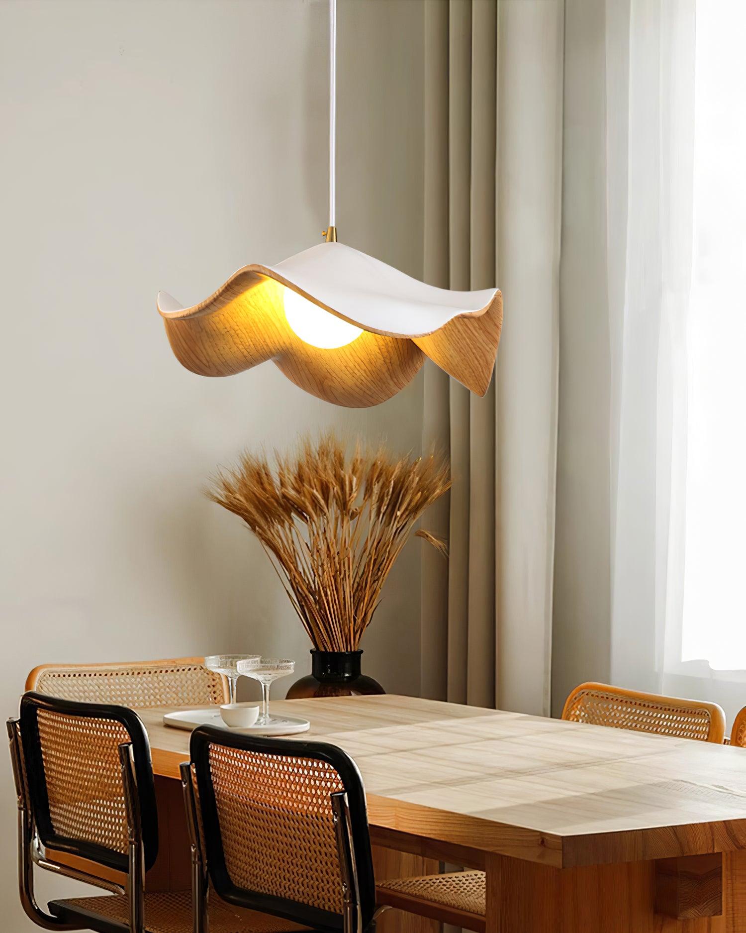 Suspension design organique finition bois clair au-dessus d'une table à manger Image