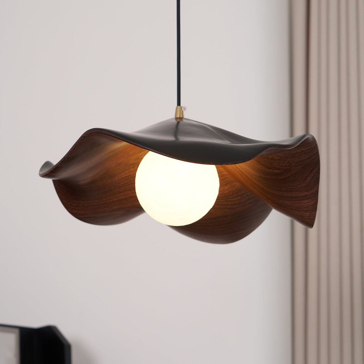 Suspension design organique finition noyer allumée vue de près