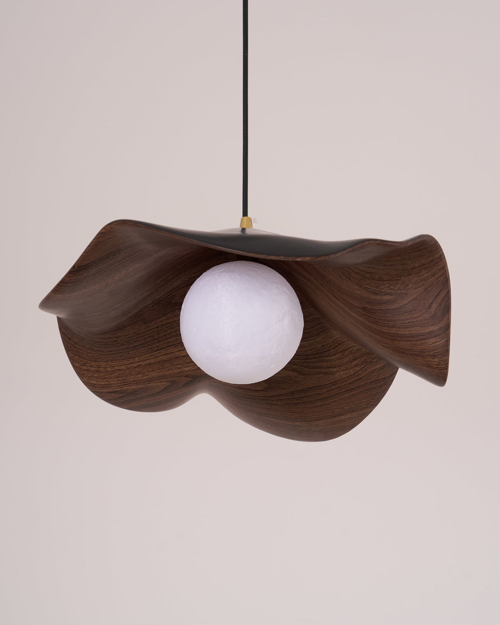 Suspension design organique finition noyer allumée sur fond clair