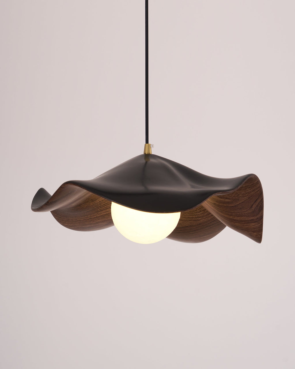 Suspension design organique finition noyer vue de trois quarts