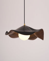 Suspension design organique finition noyer vue de trois quarts