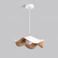 Suspension design organique finition bois clair avec rosace blanche