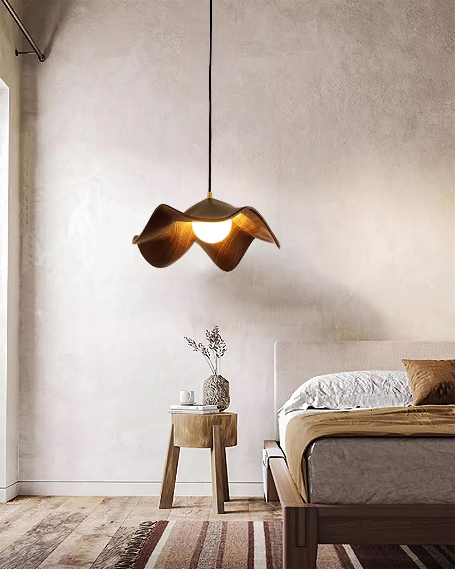Suspension design organique finition noyer au-dessus d'un lit
