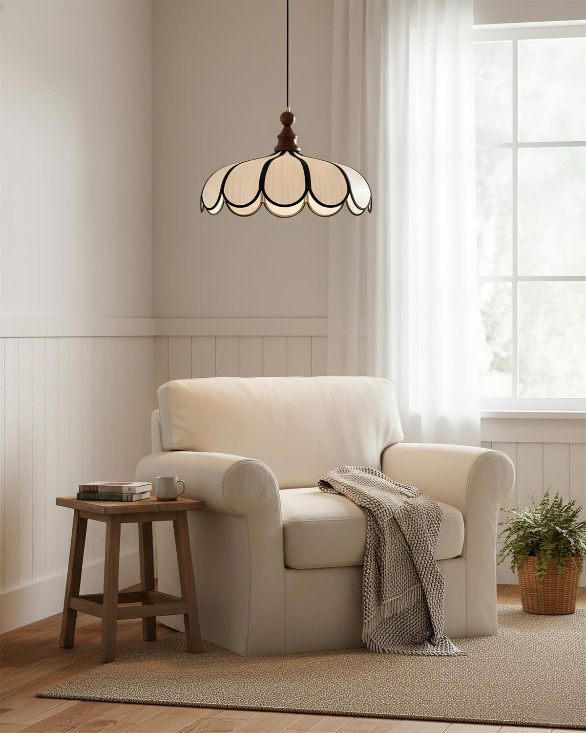Suspension en fibre naturelle dans un salon avec fauteuil écru et fenêtre