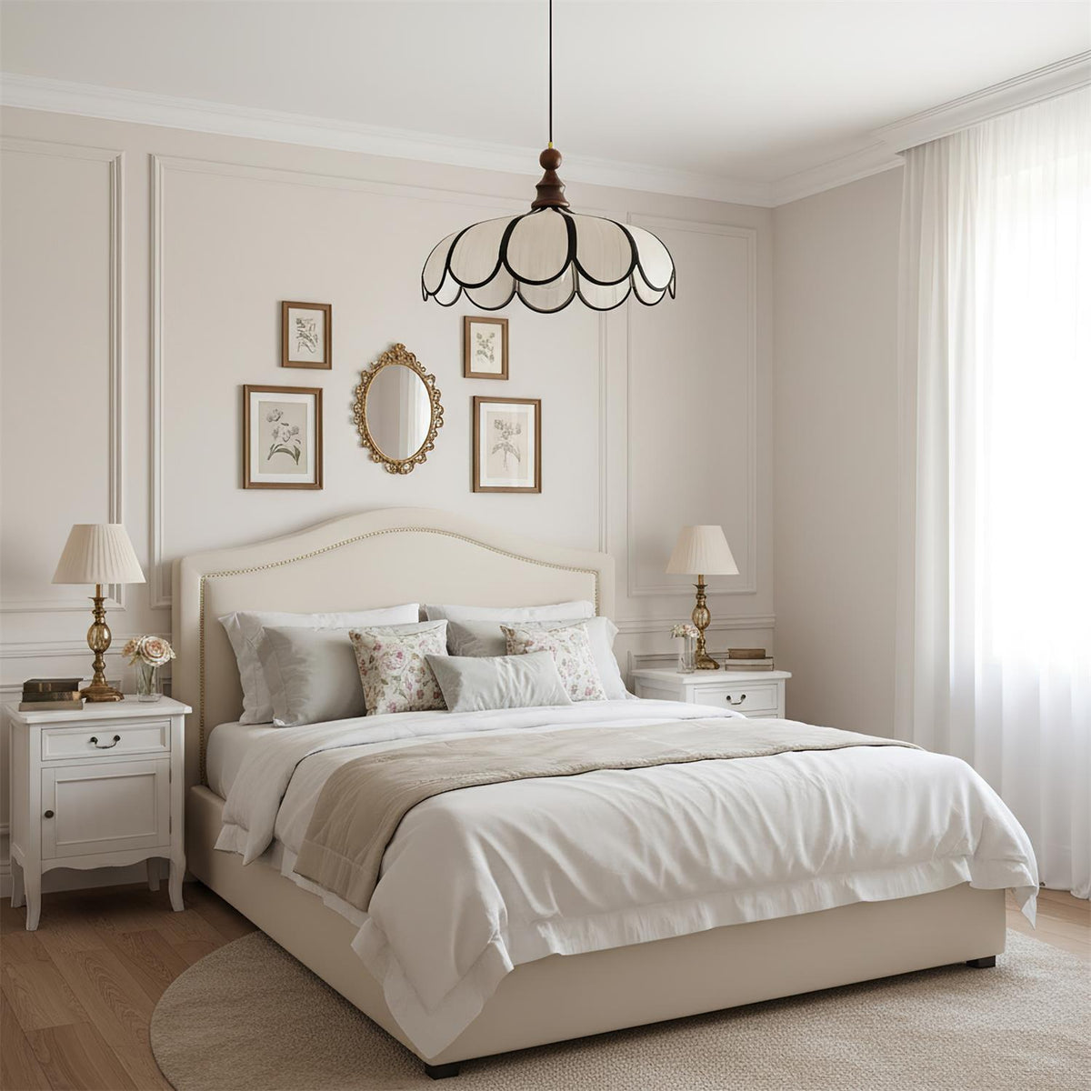 Suspension en fibre naturelle au-dessus d'un lit dans une chambre classique