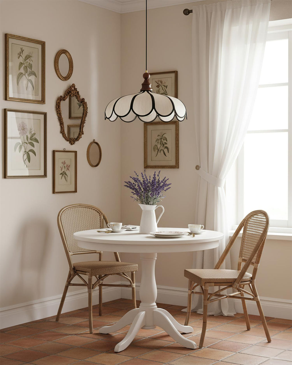 Suspension en fibre naturelle au-dessus d'une petite table ronde et de chaises en bois