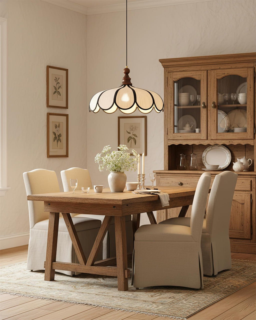Suspension en fibre naturelle au-dessus d'une grande table à manger en bois