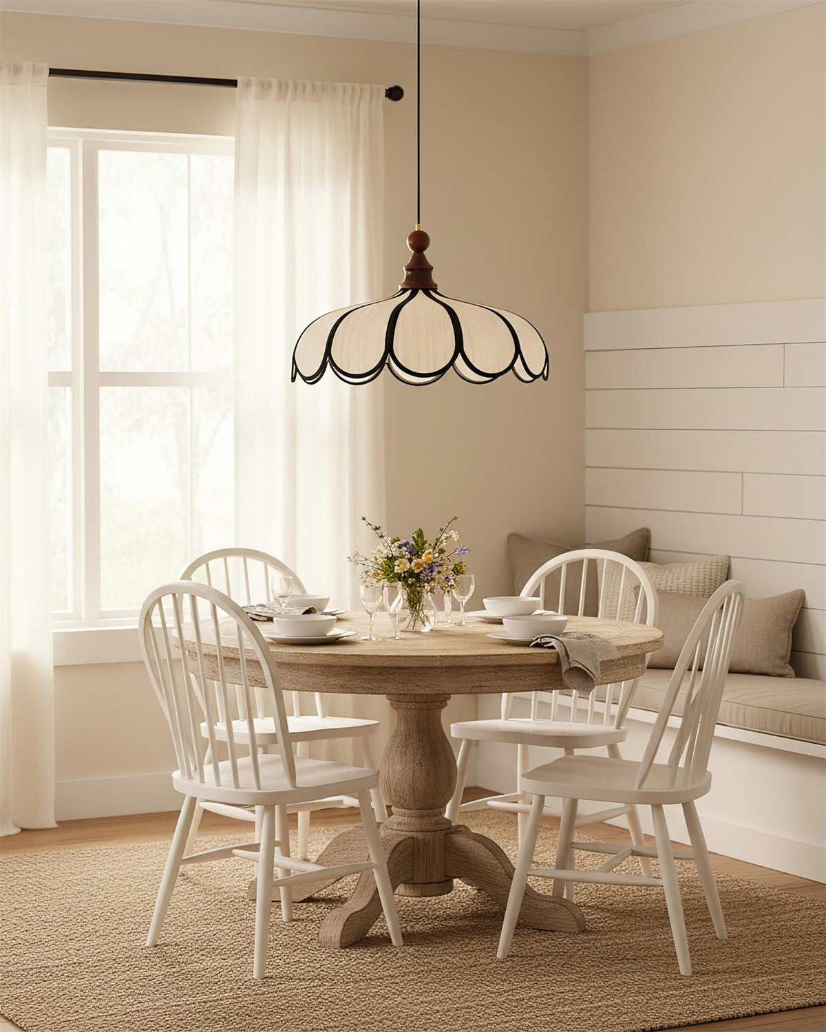 Suspension en fibre naturelle au-dessus d'une table ronde blanche près d'une fenêtre