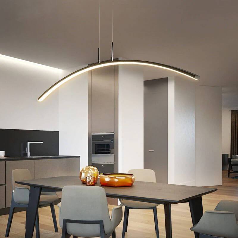 Suspension cuisine LED arc simple noire éclairant une table de salle à manger