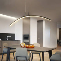 Suspension cuisine LED arc simple noire éclairant une table de salle à manger