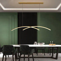 Suspension LED double arc dorée dans une salle à manger aux murs verts