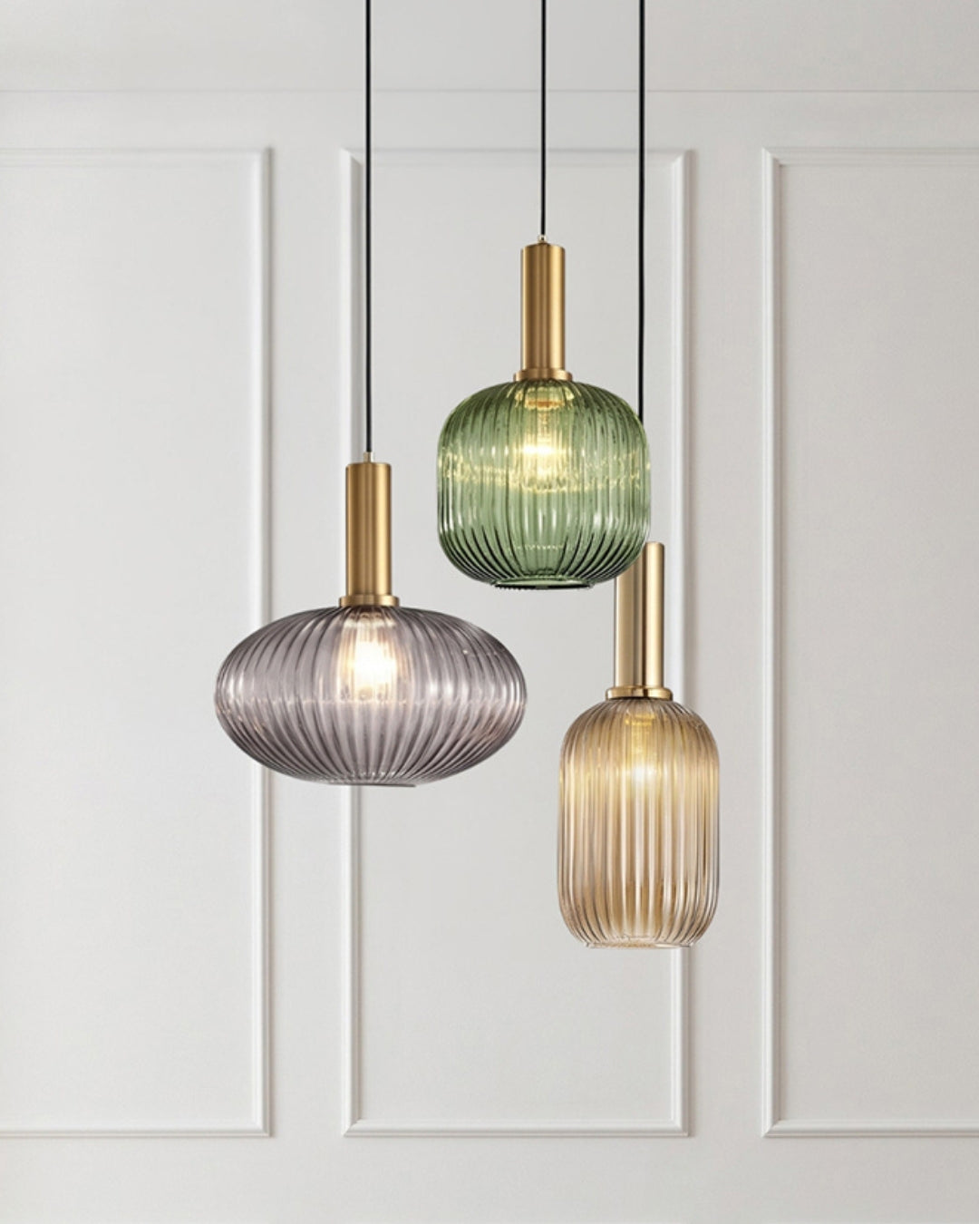 Trois suspensions en verre coloré gris, vert et cognac