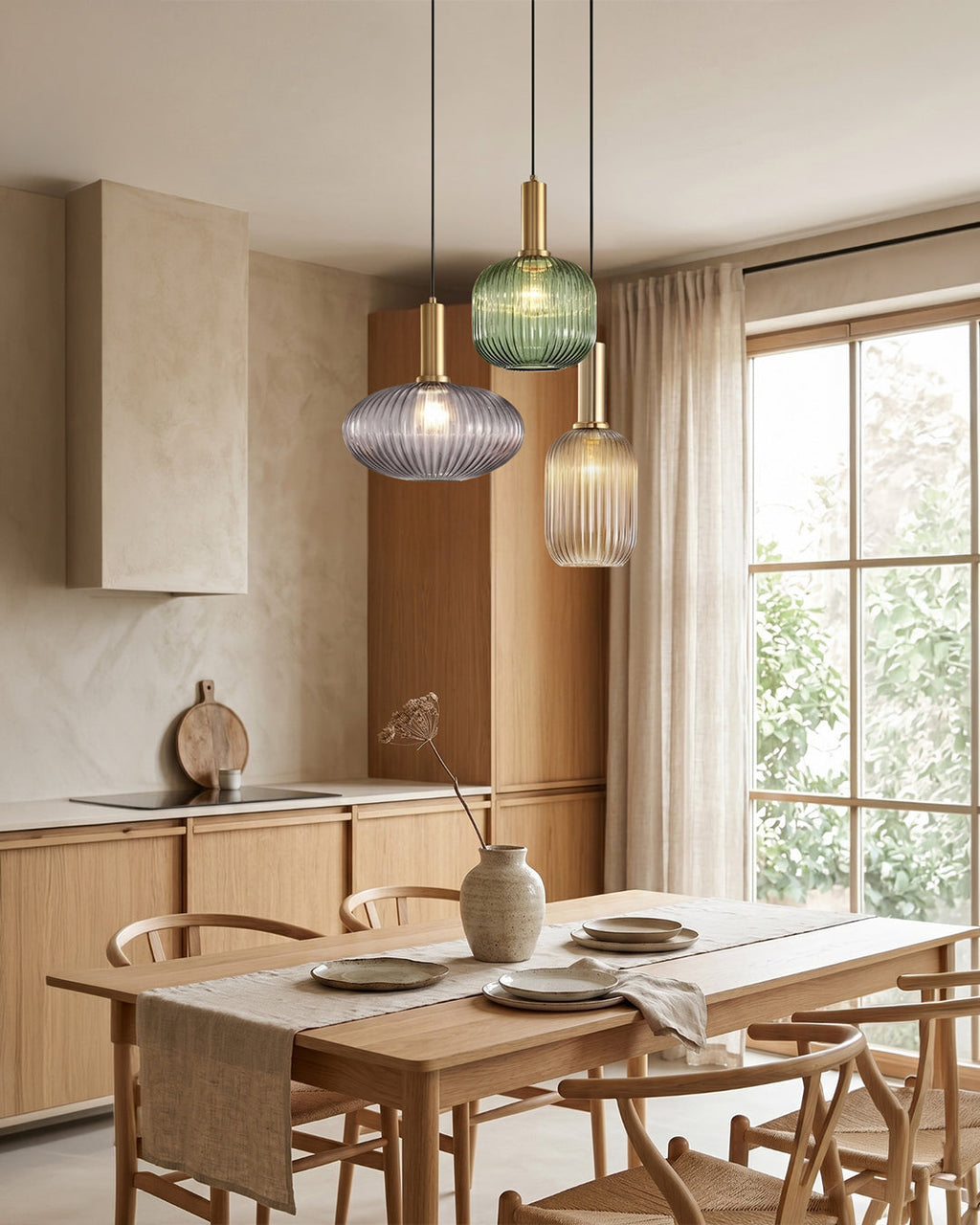 Suspensions en verre coloré au-dessus d'une table en bois