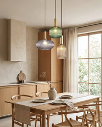 Suspensions en verre coloré au-dessus d'une table en bois