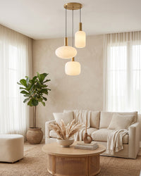 Suspensions en verre coloré dans un salon beige